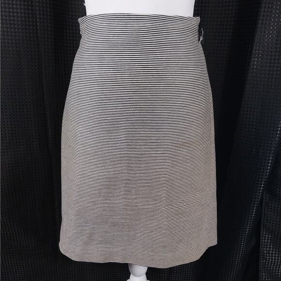 TALBOTS PETITES! SUPER CHIC BLACK AND CREAM MICRO STRIPED SKIRT! LINED! SZ 6P - Picture 2 of 8